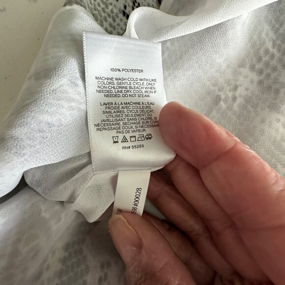 Express XS Snake Print Sleeveless V-Neck Cami Top Womens 100% Polyester White & - Picture 3 of 7